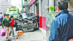 Escolta de empresario atropella a dos y destruye local tras perder el control, en Toluca