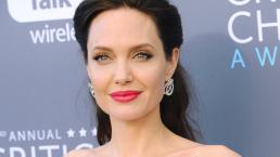 Angelina Jolie posa para selfie con un agente de policía 