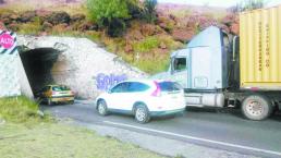 Queda camión atorado en acceso a túnel y provoca caos vial, en San Juan del Río