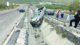 Por ir a exceso de velocidad, señora termina en canal fluvial, en Querétaro