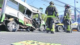 Chofer de micobús ignora semáforo y autobús lo destroza, en Iztacalco 