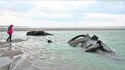 Submarino alemán emerge en plena playa, en Francia