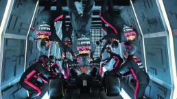 Mecánicos de Red Bull hacen un cambio de ruedas a un Fórmula 1 a gravedad cero