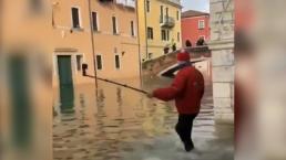 hombre disfrazado santa claus canal venecia video divertido accidentes videos de caídas 