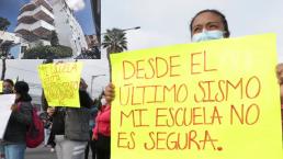 Padres de familia protestan por escuela a borde del colapso en CDMX, ante regreso a clases