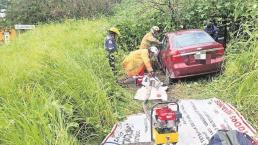 Conductor muere al salirse del camino en la México-Oaxaca, iba a exceso de velocidad