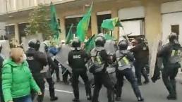 Integrantes de la UNTA se enfrentan a la policía, en su intento de protestar en el Zócalo
