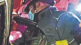 Conductor a exceso de velocidad choca y queda atrapado en su camioneta, en Morelos