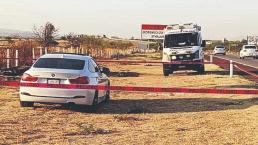 Policías encuentran cadáveres baleados al interior de un auto de lujo, en Morelos