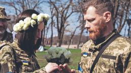 Con uniforme y armas, soldados de Ucrania se casan en plena guerra contra Rusia