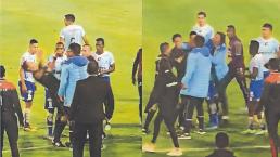 Video capta momento en que árbitro recibe golpe en su cara, tras marcar penal en Ecuador