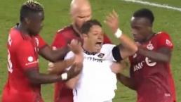 Captan “escenita” del Chicharito y lo tunden por exagerar agresión en partido vs Toronto