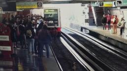 ¡Todo un héroe! Joven desciende a las vías del Metro CDMX para rescatar a perrito