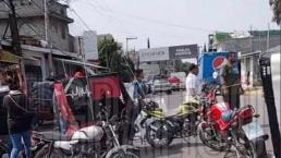 Pasajeros de mototaxista se vuelven sus asesinos en Chalco, pobladores bloquean y los amenazan