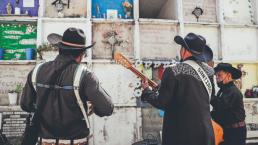 Con norteñas y chelas, honran a “El Cumbias” en el panetón de Neza este Día de Muertos