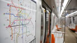 Familia completa usa asientos del Metro CDMX como mesa para comer tacos, foto es viral