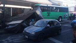 Autobús se estampa contra puesto de dulces en Iztapalapa y esto le pasó a vendedor y niño