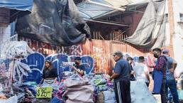 Comerciantes venden en la calle la mercancía que sobrevivió a feroz incendio, en Tepito