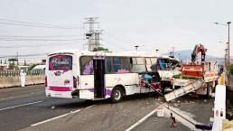 Chofer borracho le causa la muerte a pasajero tras estamparse contra una grúa, en Ecatepec