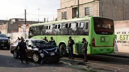 Automovilista en sentido contrario choca contra RTP y muere prensado, en CDMX