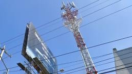 Colapsa torre telefónica y trabajador muere al tocar cables de alta tensión, en CDMX