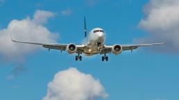 Frente de avión quedó hecho añicos por tormenta de granizo en pleno vuelo 