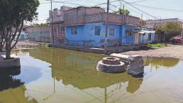 Inundaciones en Chalco obligan a vecinos a ingeniárselas para proteger sus casas