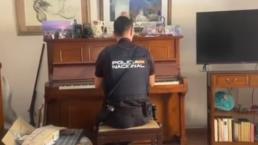 Policía en España toca el piano para calmar a abuelita que sufrió un intento de asalto