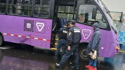 Asfalto mojado por la lluvia causa que biker quede debajo de un camión, en Nativitas