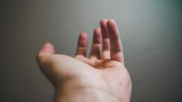 Este 22 de junio ¿Cuál es la oración de los 5 dedos y cómo se hace?