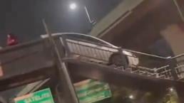 Automovilista se atora en puente peatonal al intentar cruzar Periférico Norte en el Edomex