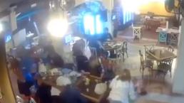 Cámara capta violento asalto en un restaurante de CDMX, había niños y abuelitos presentes