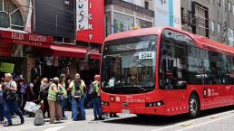 Mujer intenta ganarle el paso al Metrobús y se lleva un pase al otro mundo, en el Centro CDMX