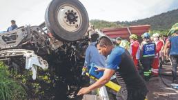 Se volcó un tractocamión y vecinos hacen rapiña mientras conductor agoniza, en Arco Norte