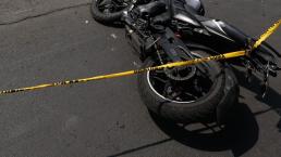 Chavo sin casco derrapa en una motoneta sin placas y se rompe la maceta, en Ecatepec