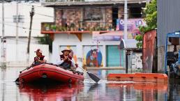 Ayuda llega en lancha para los habitantes de Chalco