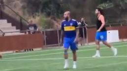 Dani Alves es captado jugando con la de Boca Juniors en Barcelona