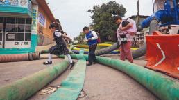 Regreso a clases en Chalco, vuelven a las aulas entre lodo y mangueras