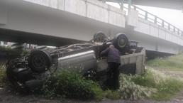 VIDEO: Camioneta cae 5 metros del puente Reyes Heroles en Tlalnepantla