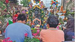  En silencio o con un trago de cerveza, familiares visitan a muertos en la CDMX