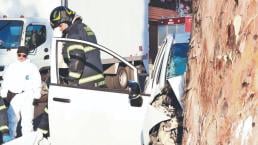 ¡Estrellados en Iztapalapa! Jóvenes pierden la vida tras choque contra un árbol