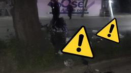 Motociclistas se estampan contra un árbol y terminan enterrados, en Metepec, Edomex