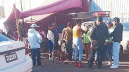 Le truenan las carnitas a un hombre en un tianguis de Valle de Chalco