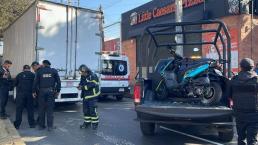 Motociclista es arrollada por camión y vive para contarla, en Iztacalco