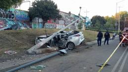 Automovilista a exceso de velocidad muere aplastado por un poste, en la GAM