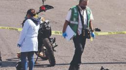 Camión embiste a pareja de bikers a exceso de velocidad en Iztapalapa, ella perdió la vida