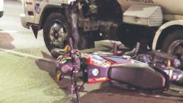 Biker sin casco muere tras ser embestido por un camión, en Ticomán