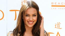 Irina Shayk seduce con elegante topless