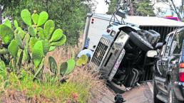 Trailero aplasta a su copiloto, en Ixtapaluca