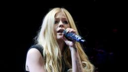 Avril Lavigne pide a fans que oren por su salud